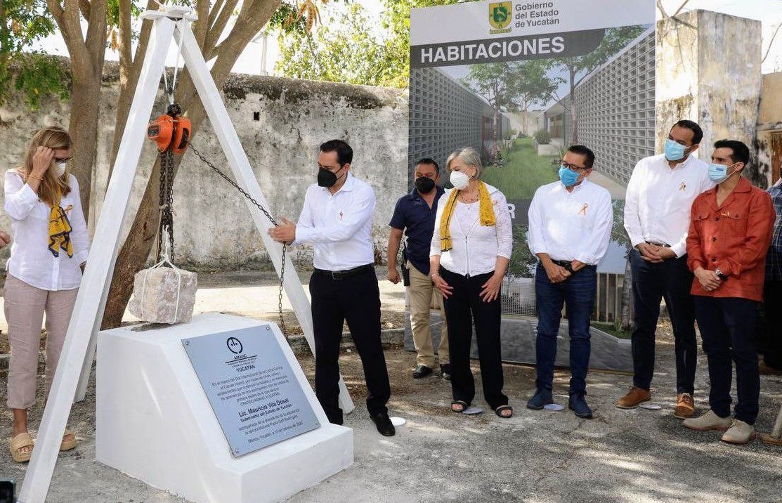 El gobernador ayudó a poner la primera piedra del recinto