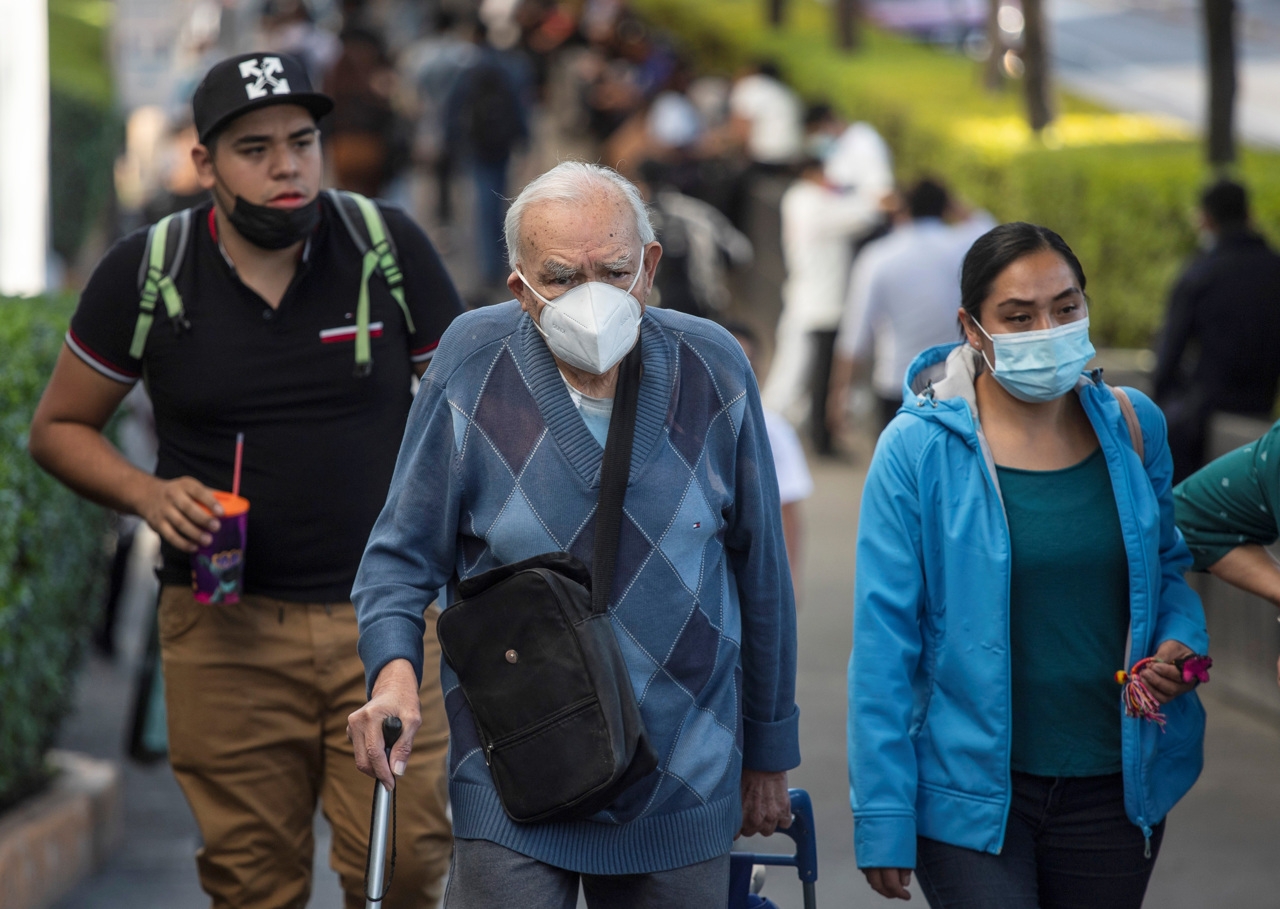 De acuerdo con las autoridades sanitarias, México está saliendo de la Cuarta Ola de contagios COVID-19. Foto: EFE/Isaac Esquivel