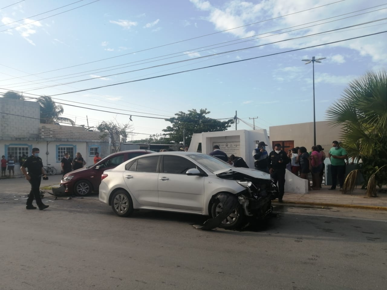 Conductora no respeta el alto y termina chocando contra otro vehículo en Progreso