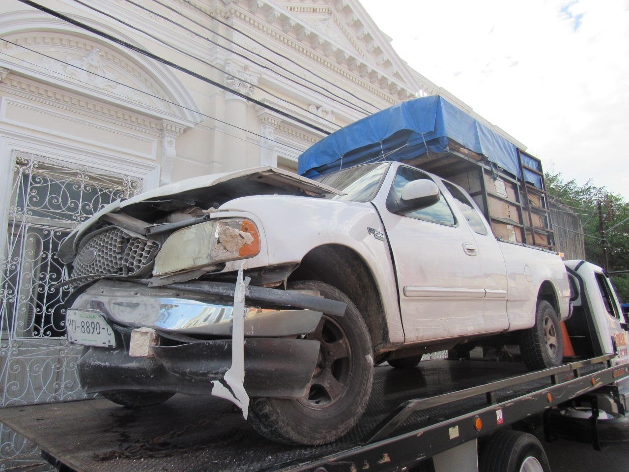 La camioneta quedó destruida del frente