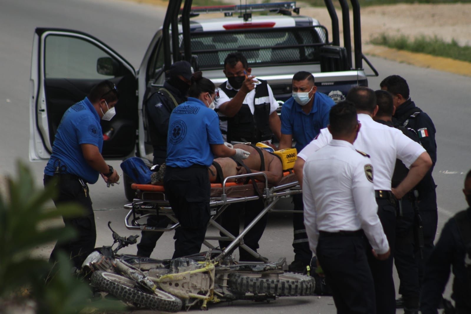 El herido tras el accidente de moto en la Avenida Paseo Kuzamil en Cancún fue atendido por paramédicos privados