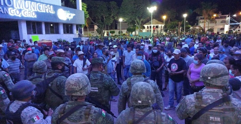 Militares fueron retenidos en la plaza de la comunidad. Foto: Twitter