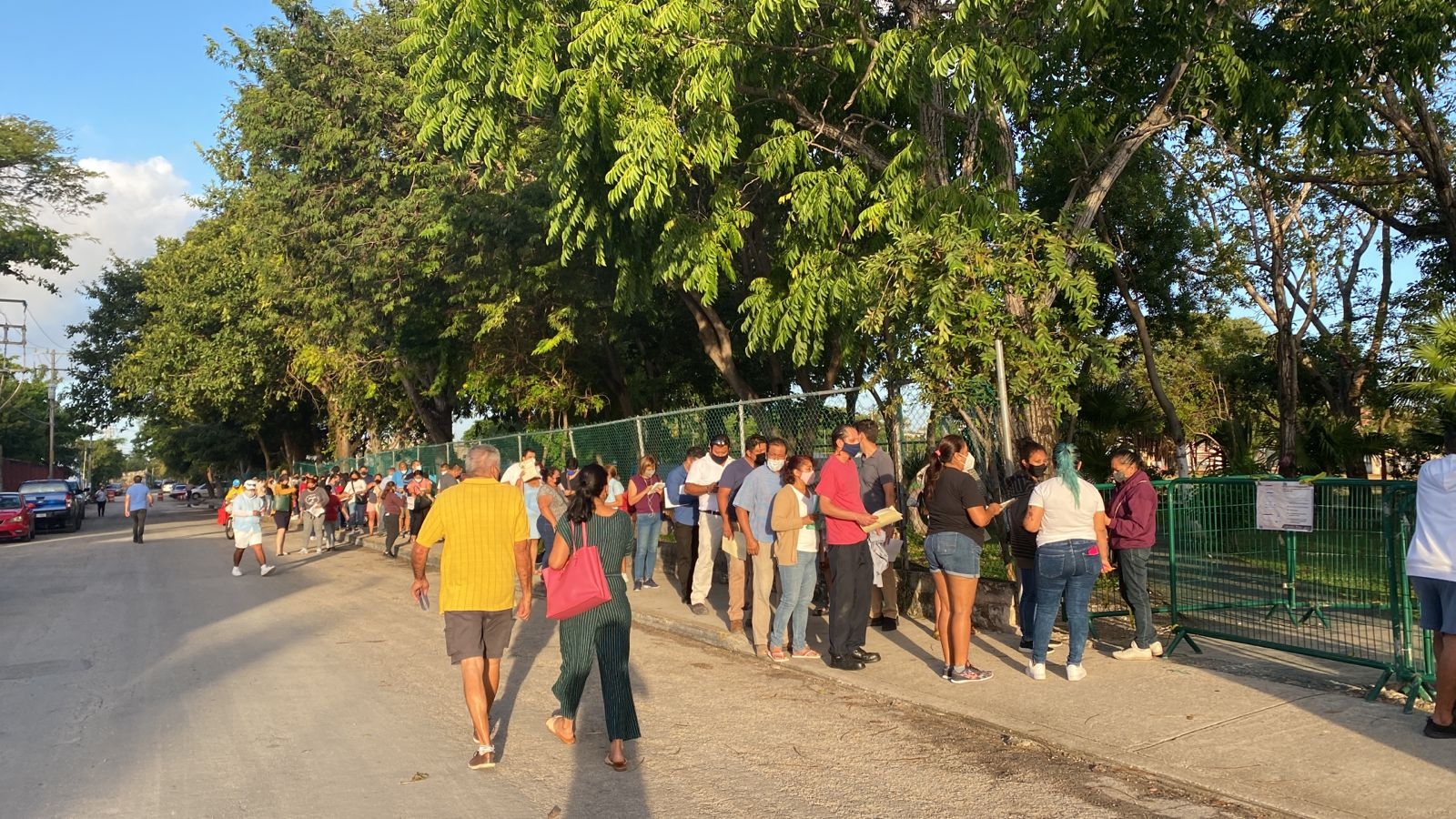 Amas de casa y trabajadores hacían fila para ser los primeros en recibir la tercera dosis anticovid de 40 a 49 años en Cancún