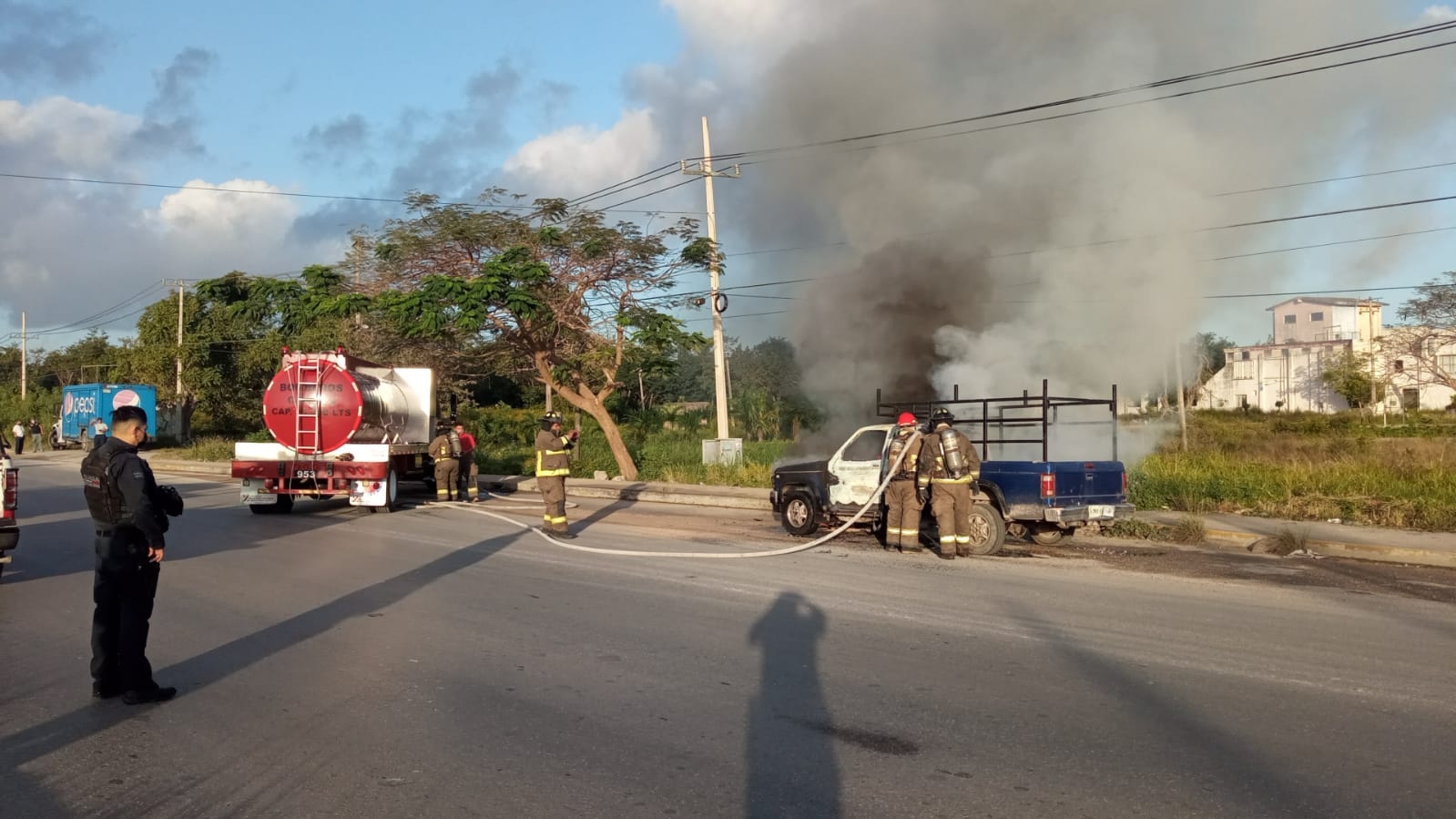 El vehículo se incendió en plena Avenida López Portillo de Cancún, por lo que la circulación en el área se mantiene bajo vigilancia