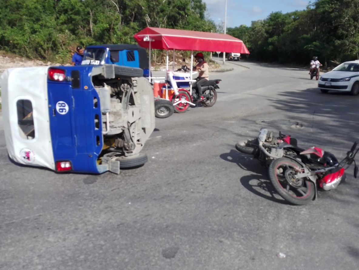 Mototaxista vuelca en el Arco vial de Cancún