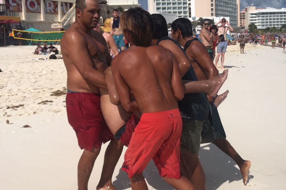 Los turistas en Playa Fórum de Cancún miraban cómo el hombre fue rescatado de fallecer dentro del mar