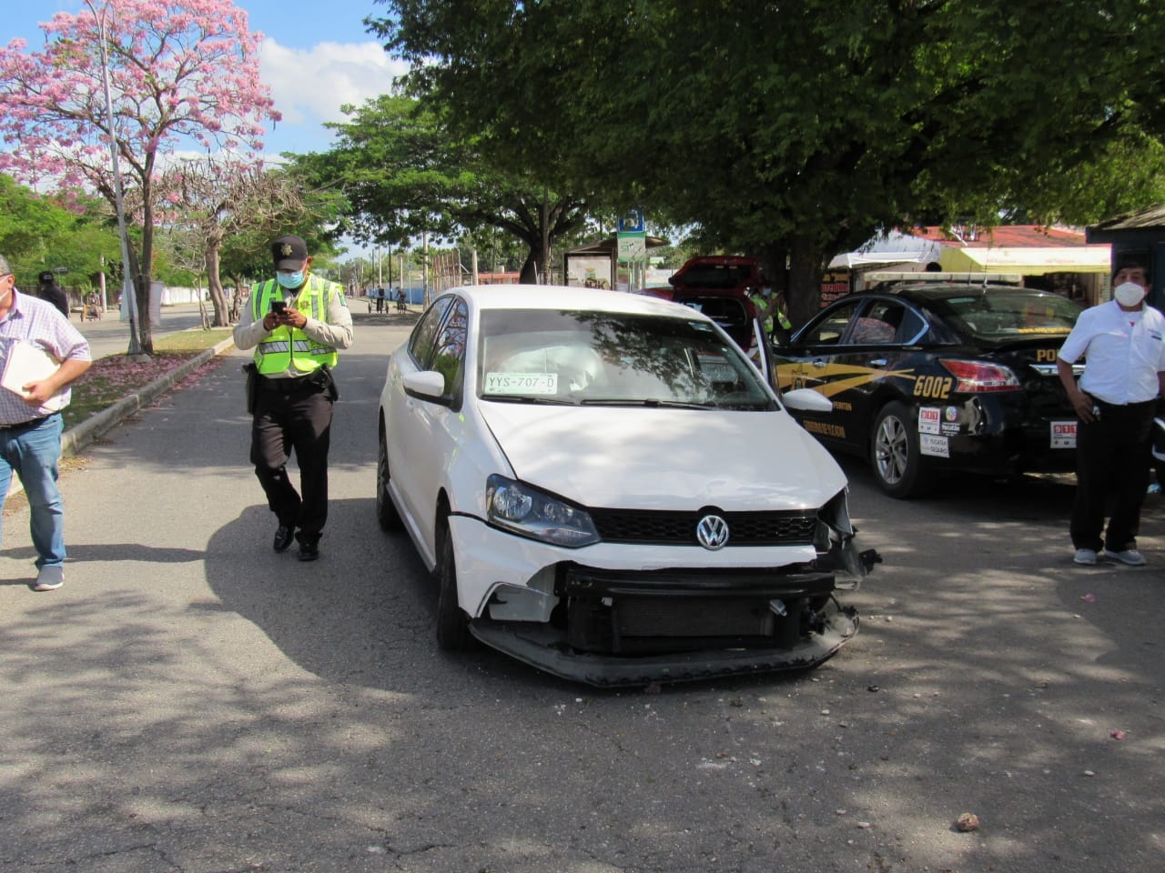 El auto impactó puesto de periódicos de la señora y un poste de alumbrado de la Circuito Colonias