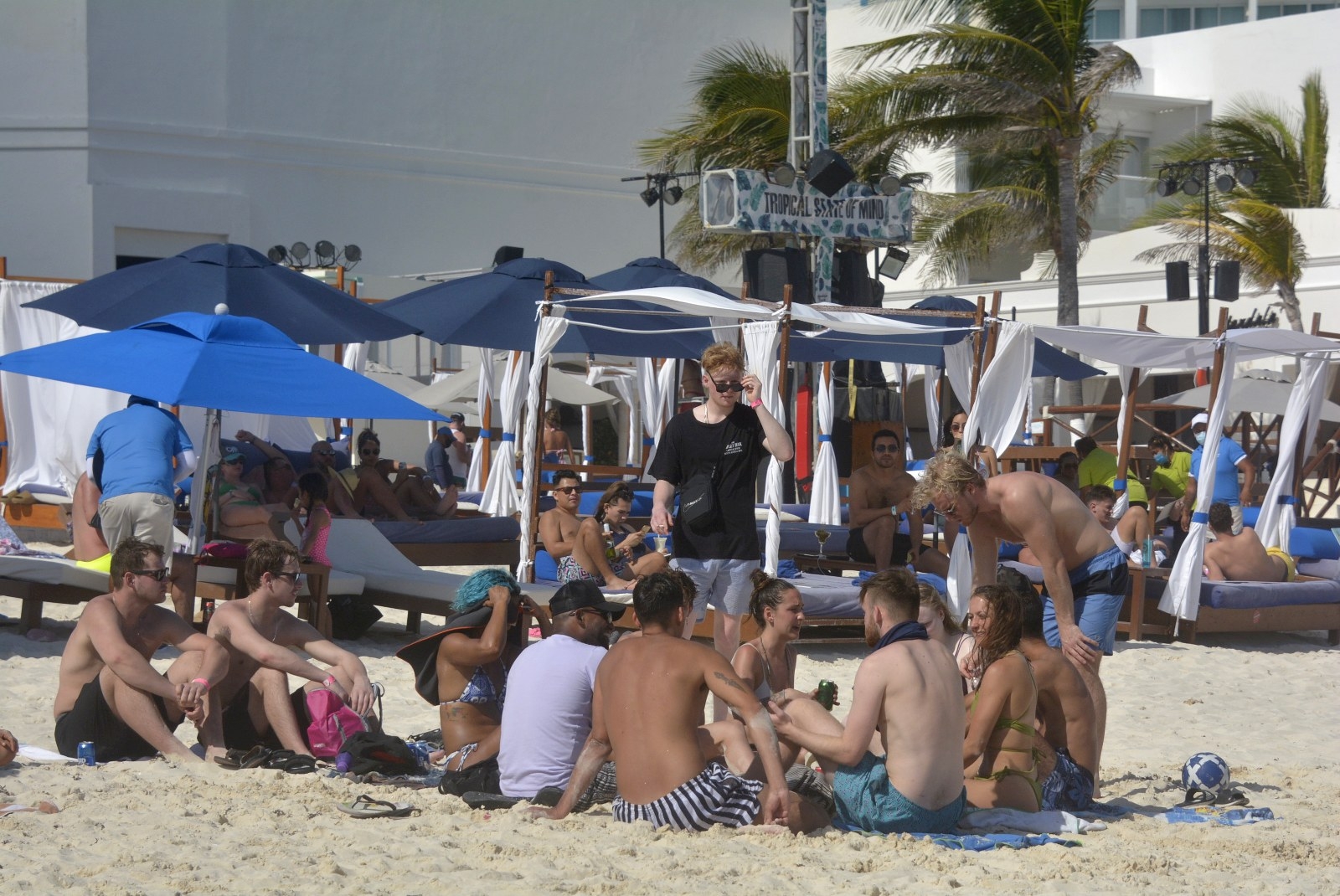 El turismo que llega con la temporada de Spring Break a Quintana Roo se redujo a causa del coronavirus, indicó el líder hotelero en Cancún