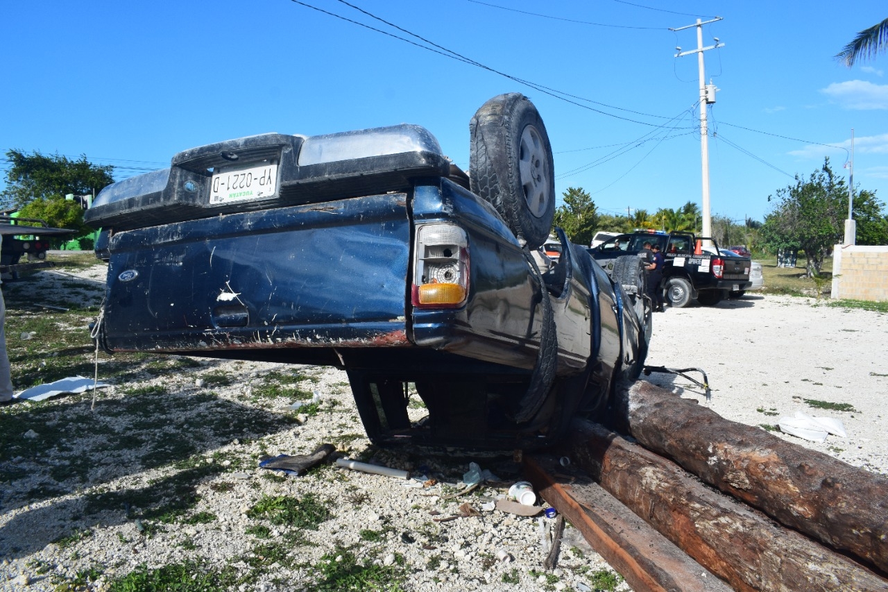 La camioneta terminó volteada y con el conductor hoospitalizado