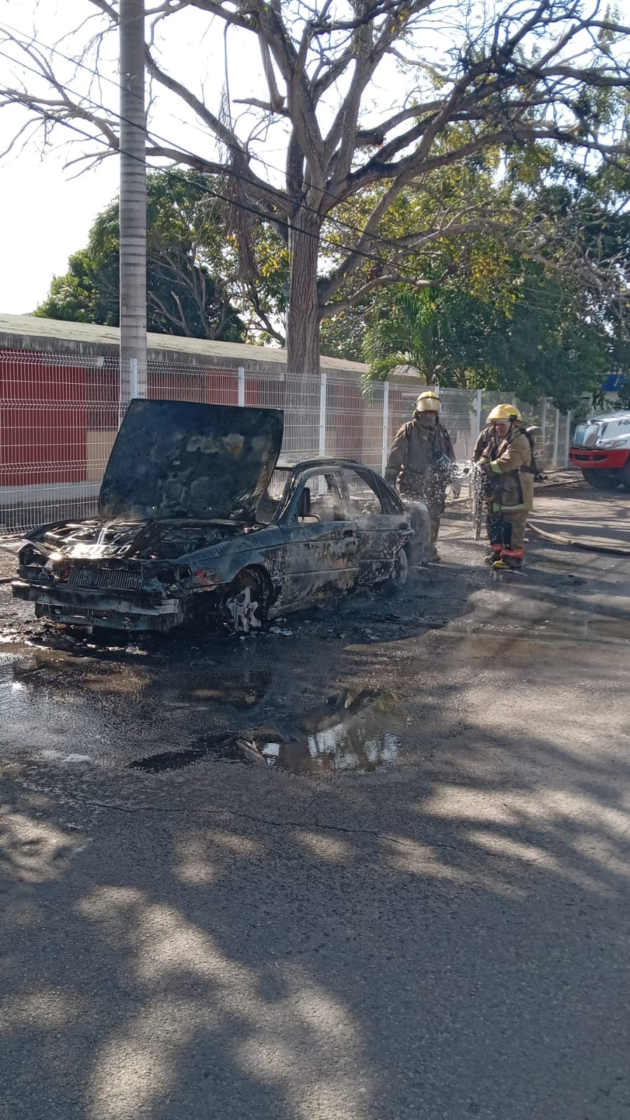 Automóvil termina calcinado tras incendiarse de manera espontánea en Chetumal