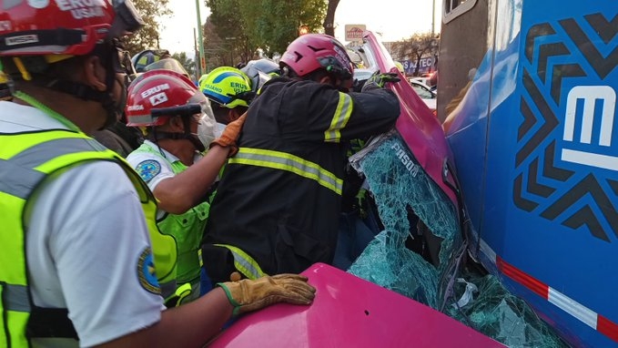 Tren Ligero se impacta con un taxi en Tlalpan; una persona murió