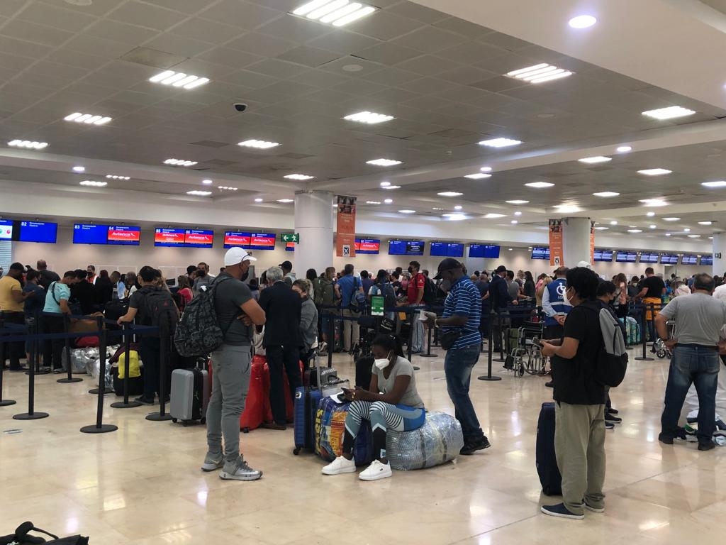 Los pasajeros que viajarían a Estados Unidos en los vuelos atrasados esperan que las aerolíneas informen los nuevos horarios de salida en Cancún