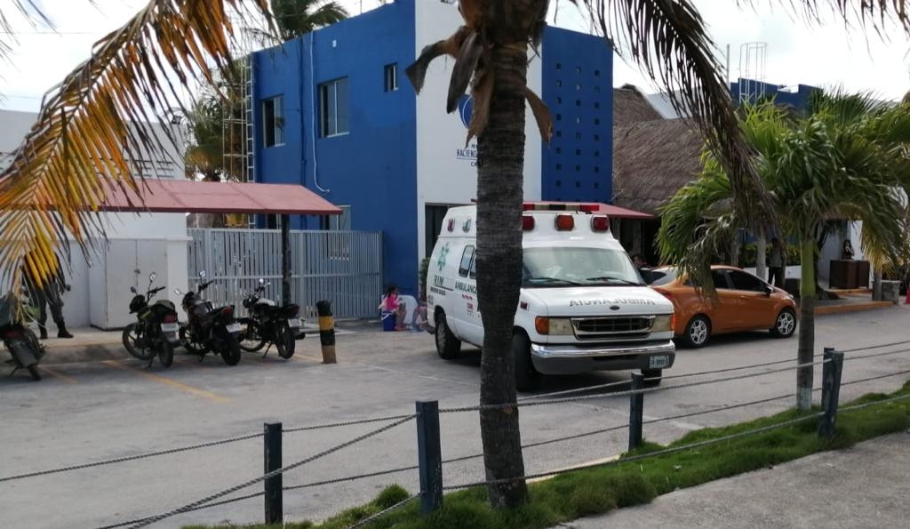 Una ambulancia llegó a la Marina Hacienda del Mar en Puerto Juárez, de Cancún, sólo para confirmar la muerte de la persona