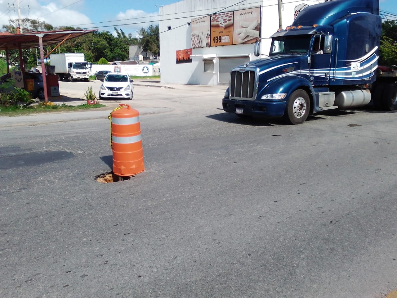 Un tráiler pasó junto al socavón en Playa del Carmen, lo que podría provocar que se haga más grande