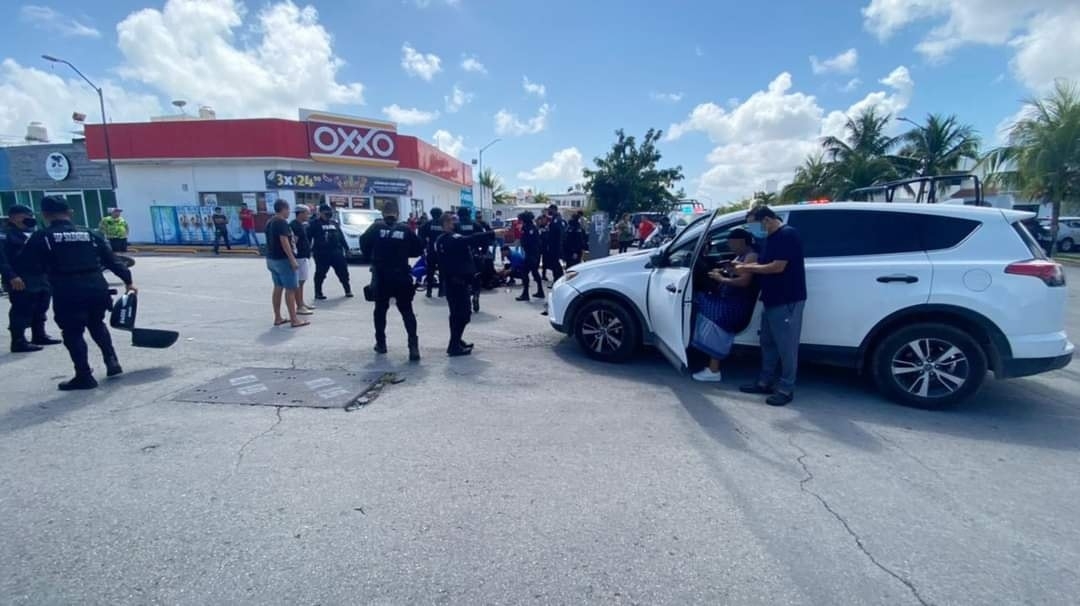 Mujer arrolla con su camioneta a policía en Playa del Carmen: VIDEO