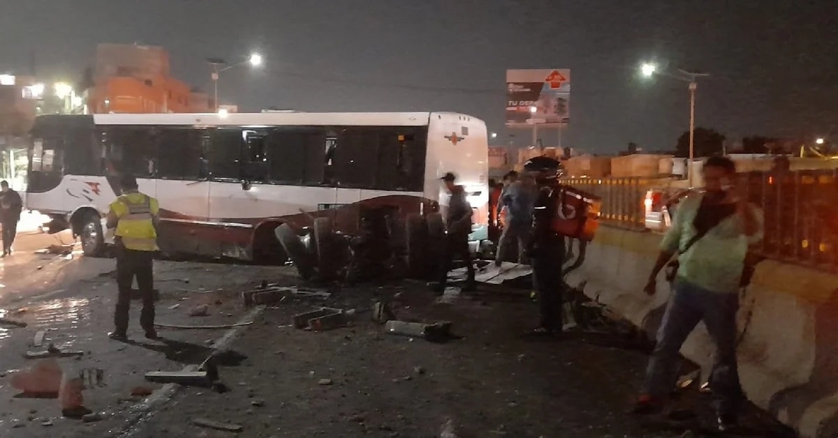 Carretera México-Puebla: Volcadura de autobús deja cerca de 21 personas heridas