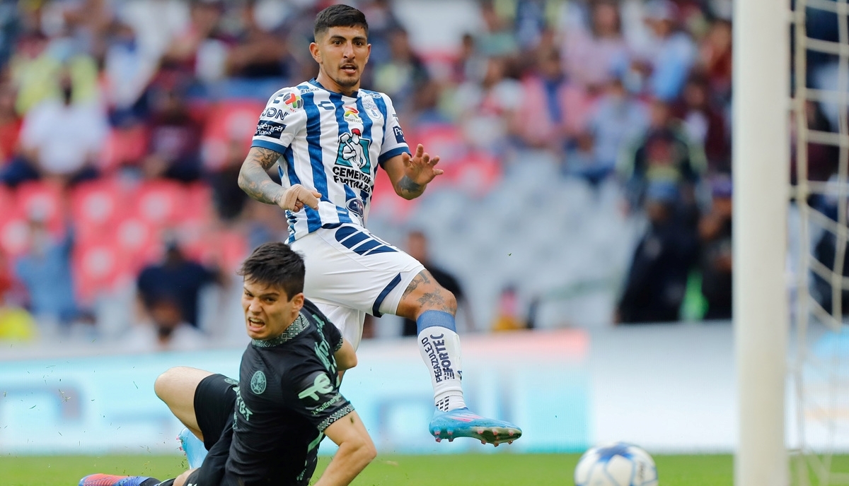 Víctor Guzmán ve entrar el balón del tercer gol para el Pachuca. Foto: EFE/ Isaac Esquivel