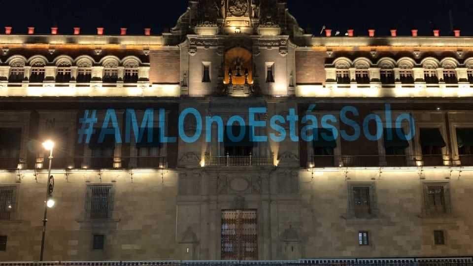 Proyectan mensaje de apoyo a AMLO en Palacio Nacional