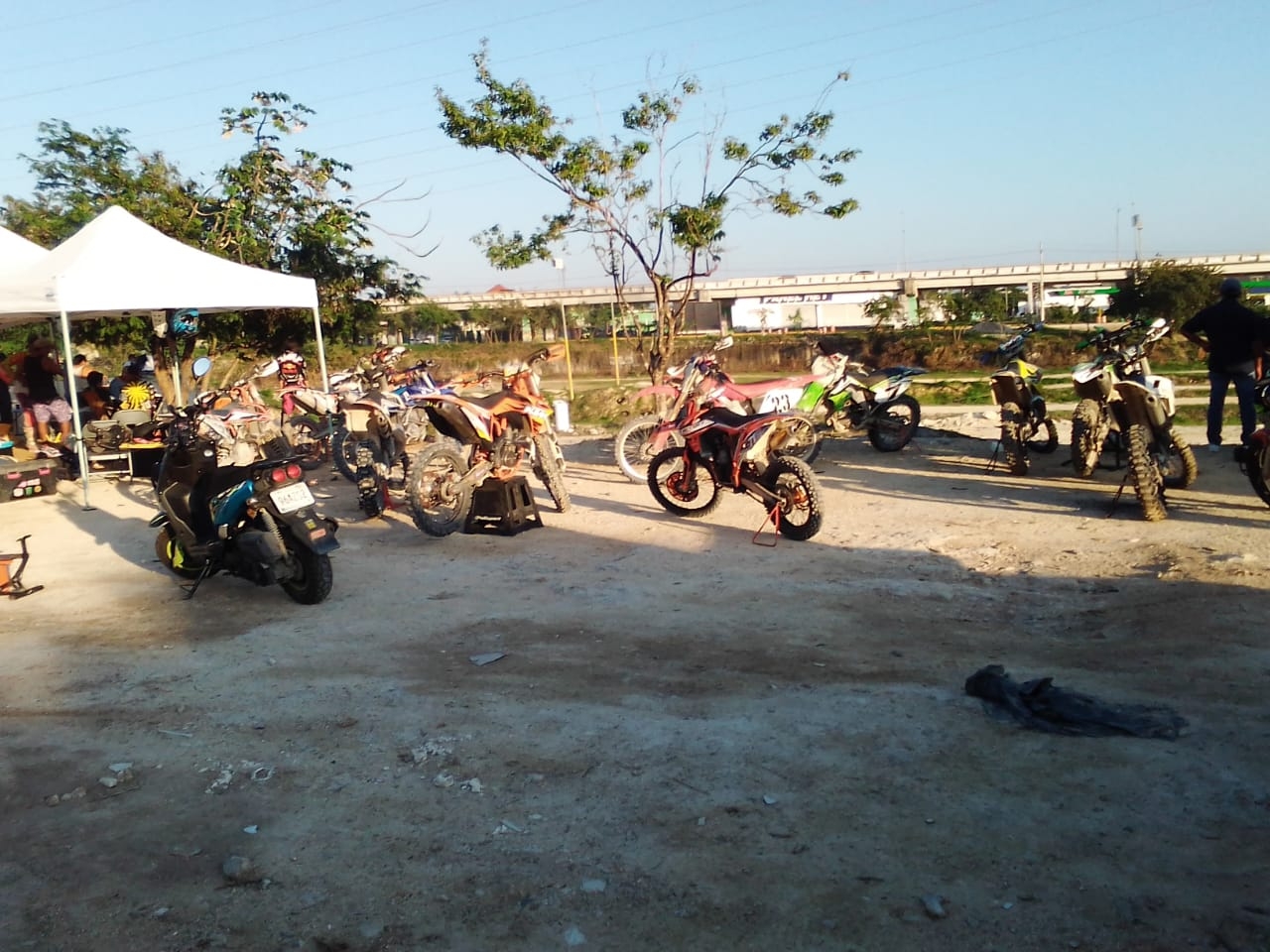 Los integrantes del Club de Motocross en Playa del Carmen pagan para que se retiren los escombros que vierten en la pista