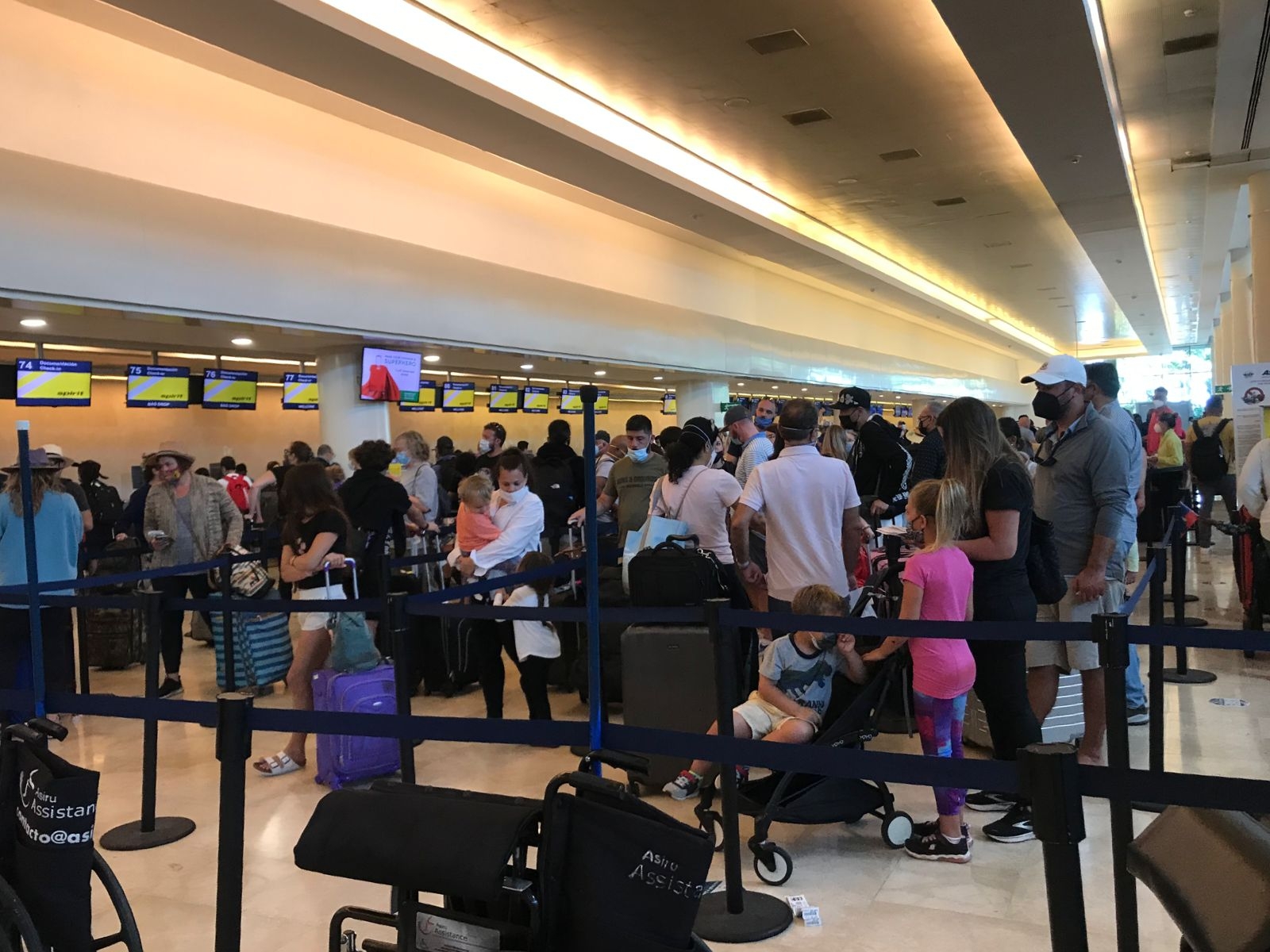 Los pasajeros acudieron a documentar su equipaje previo a sus salidas desde el aeropuerto de Cancún