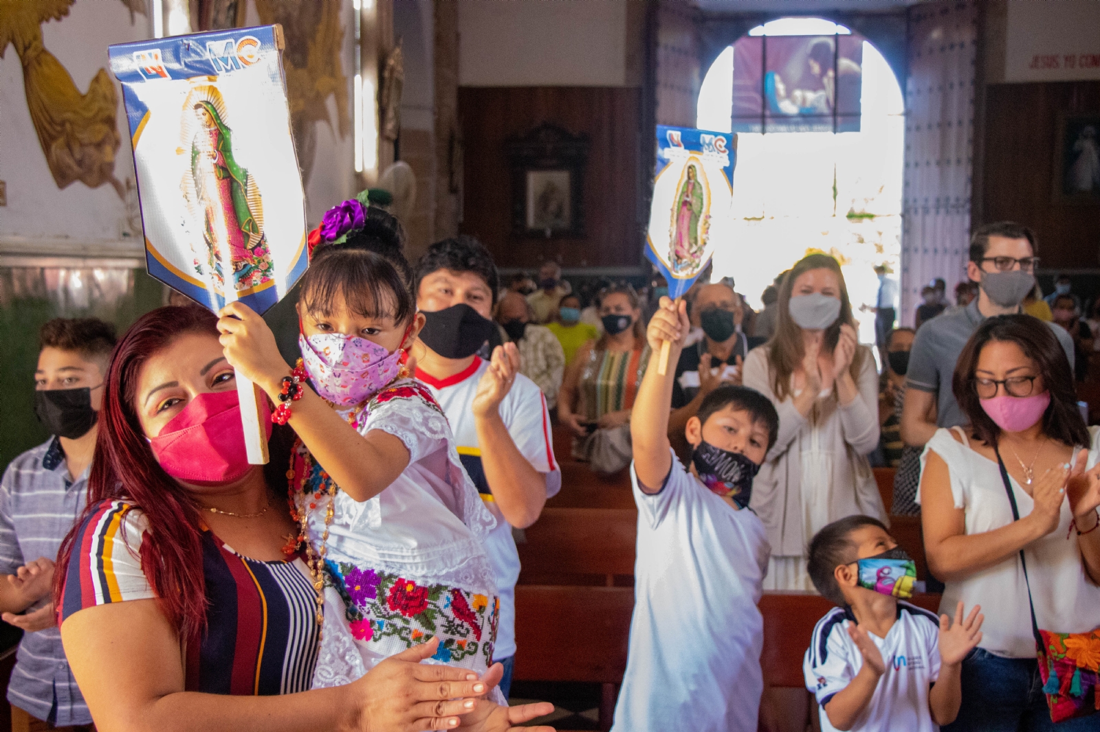 El Padre explicó que los padrinos son acompañantes espirituales y no económicos