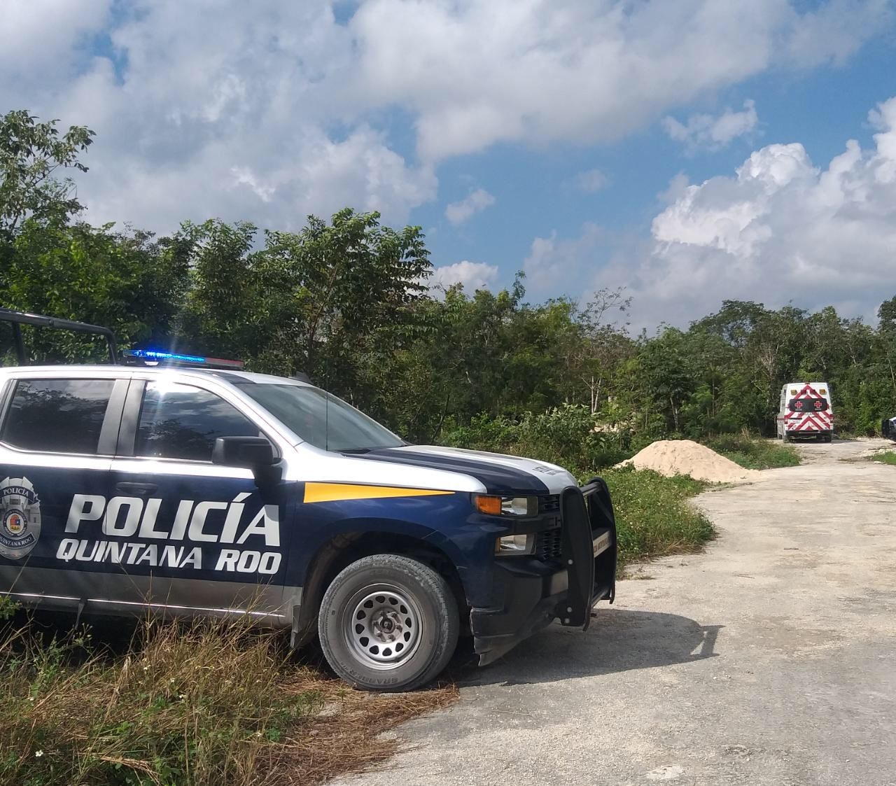 Una ambulancia con paramédicos llegó hasta la Colonia Santa Cecilia de Cancún para verificar el estado de salud del albañil