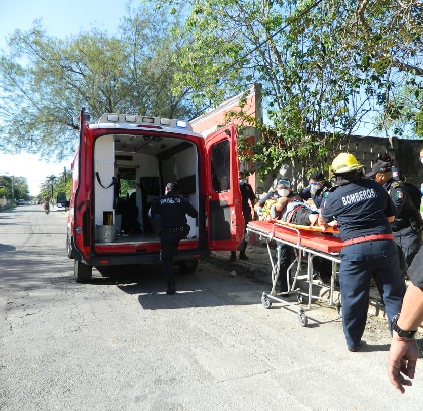 Los bomberos y los policías laboraron de forma coordinada para efectuar el rescate