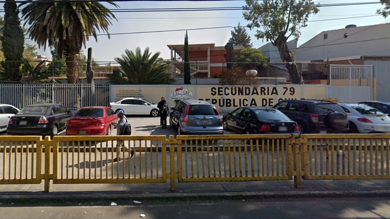 Ponen bajo custodia a padre de menor que llevó arma a secundaria en CDMX