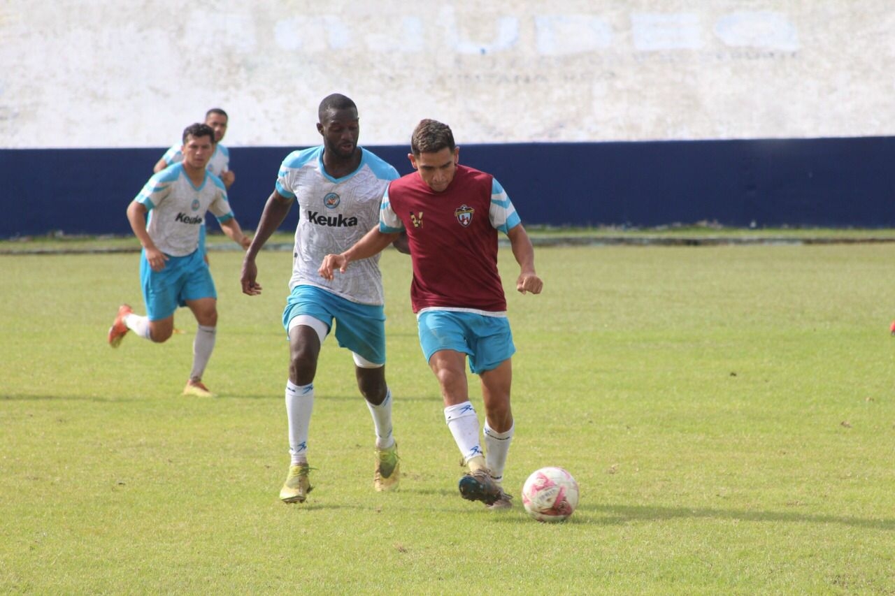 Yalmakan FC se prepara para jugar contra Escorpiones Futbol Club en la capital de Quintana Roo