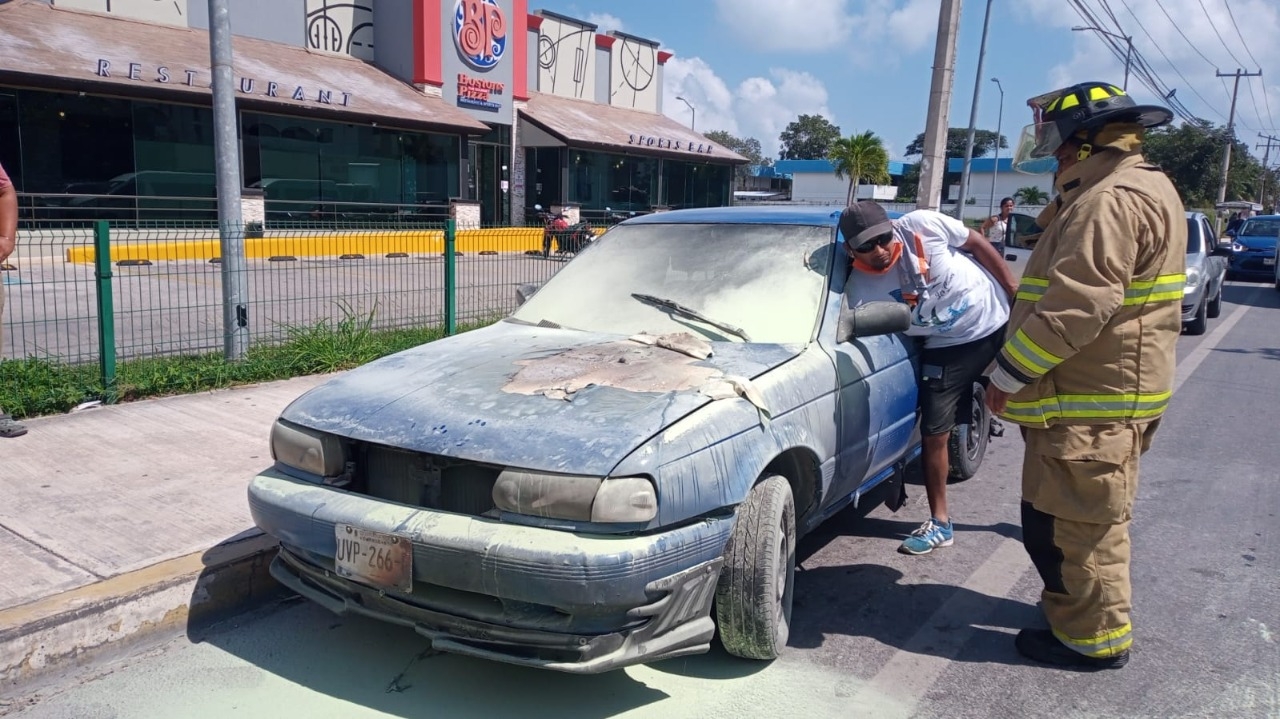 Automóvil se incendia sobre la avenida Constituyentes en Playa del Carmen