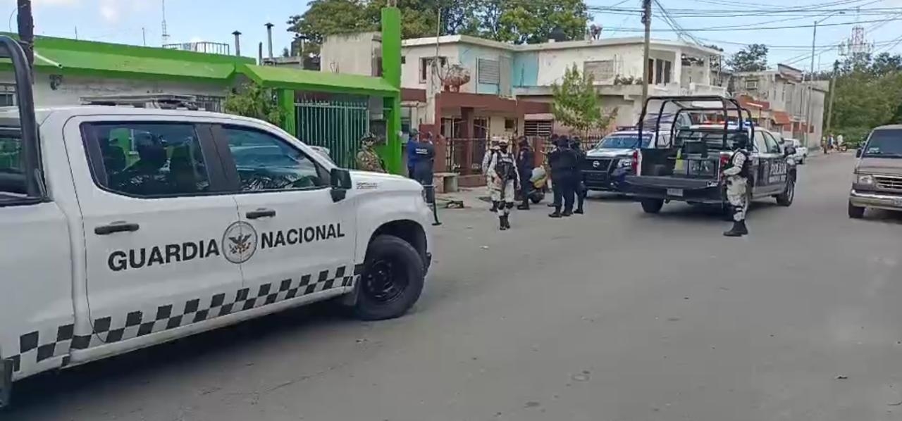 Policías de Cozumel detienen a borracho que encerró a su pareja en su casa