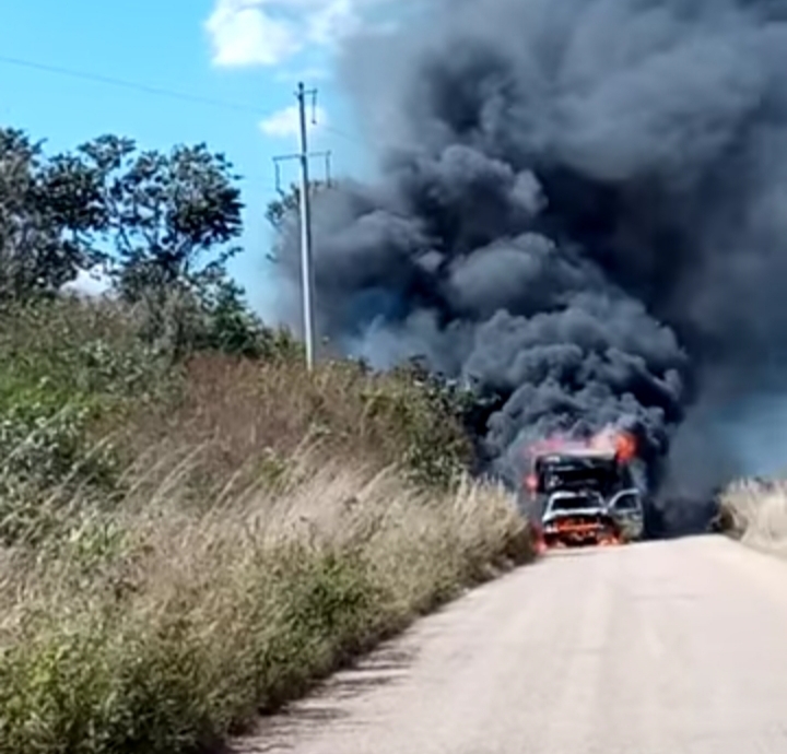 Cortocircuito en una camioneta provoca incendio en medio de una carretera de Campeche