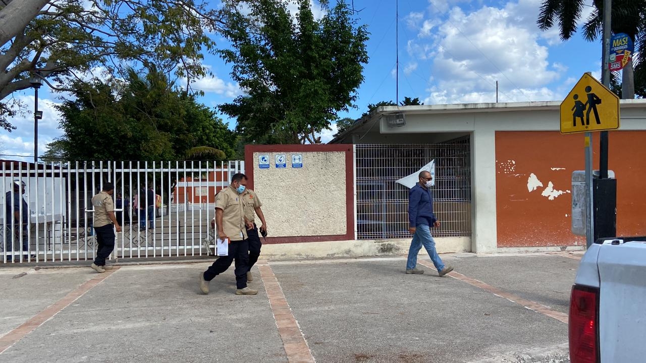 Agentes de la policía llegaron a la escuela de Campeche