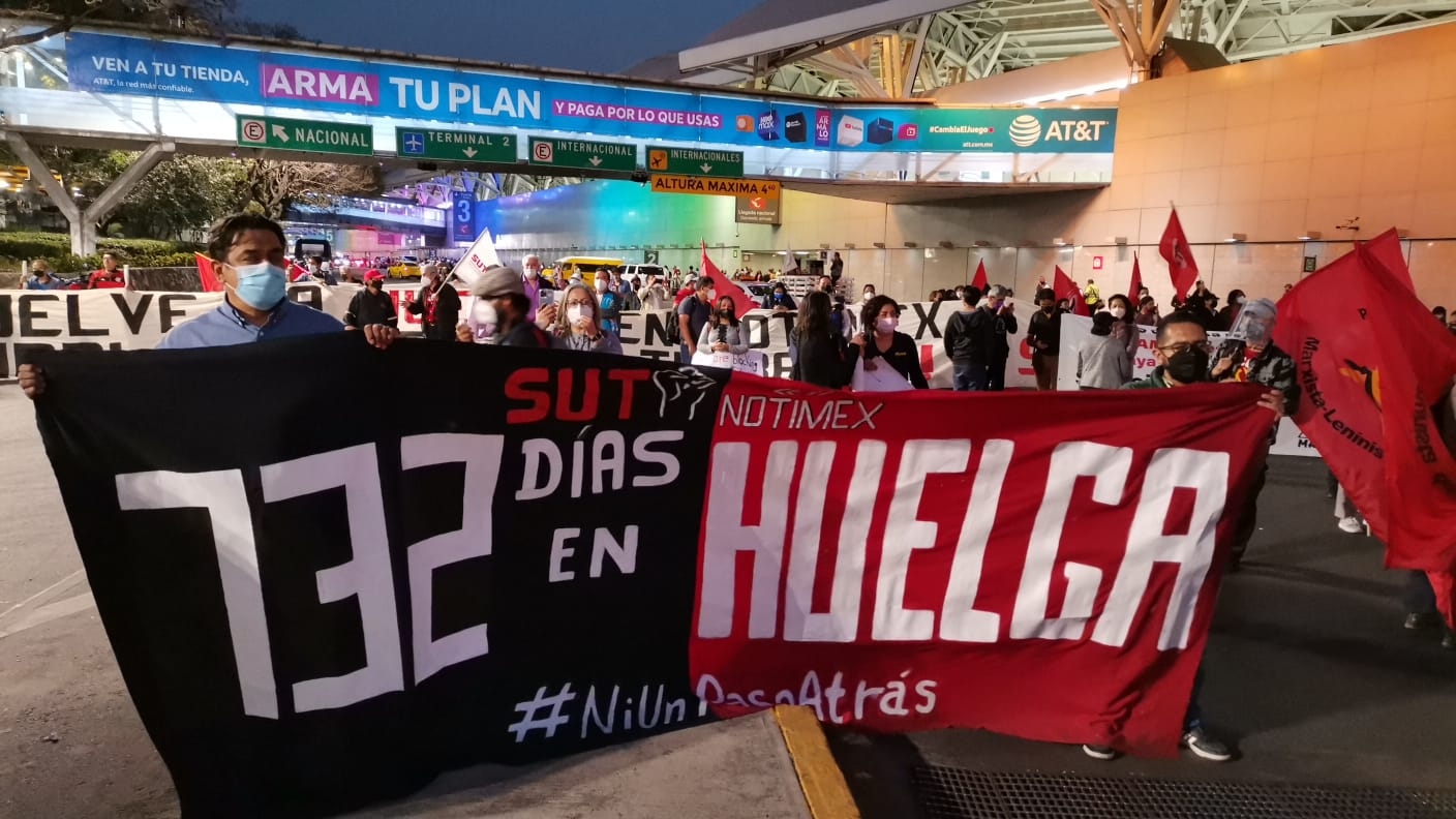 A dos años del inicio de su huelga, Sutnotimex bloquea acceso a Terminal 1 del AICM