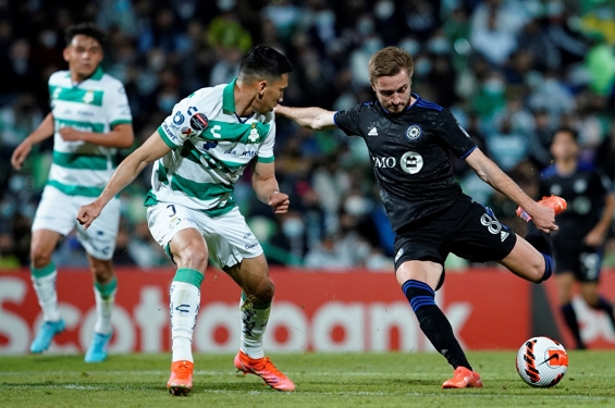 Ismael Govea del Santos Laguna disputa el balón con Djordje Mihailovic del CF Montréal. Foto: EFE