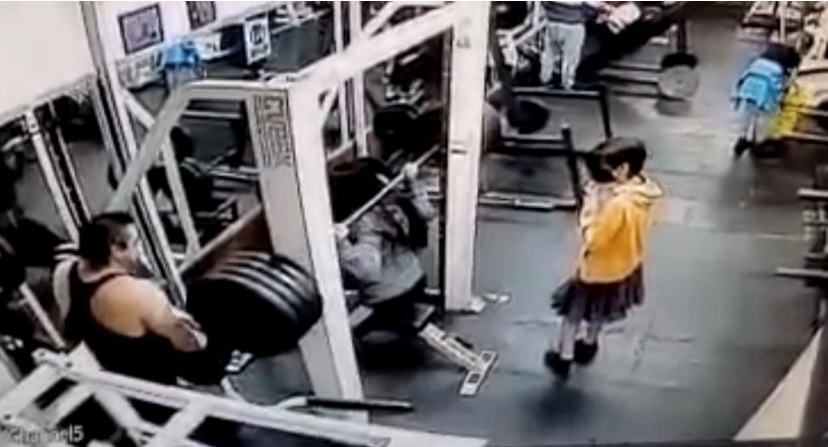 Cae barra de pesas sobre mujer y muere en un gimnasio de la CDMX; difunden video