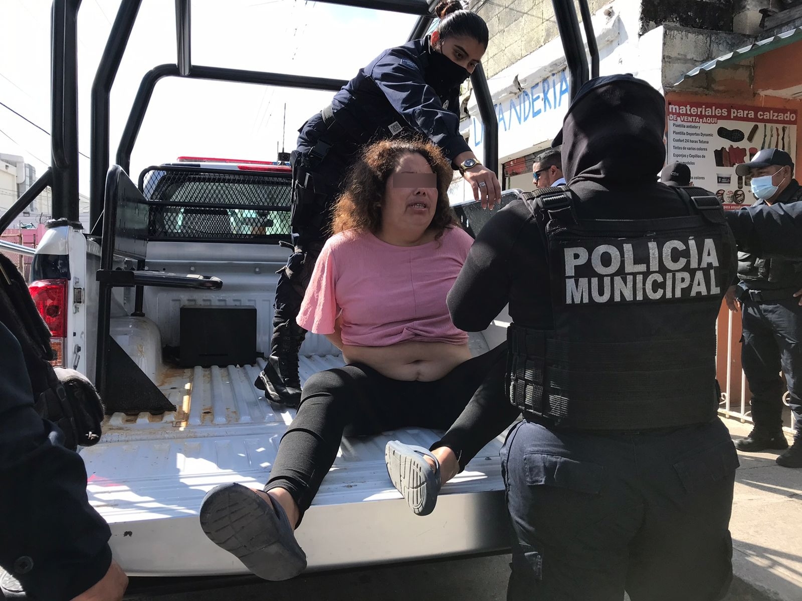 La mujer que hirió a un hombre con un cuchillo fue detenida y llevada a la FGE Quintana Roo en Cancún