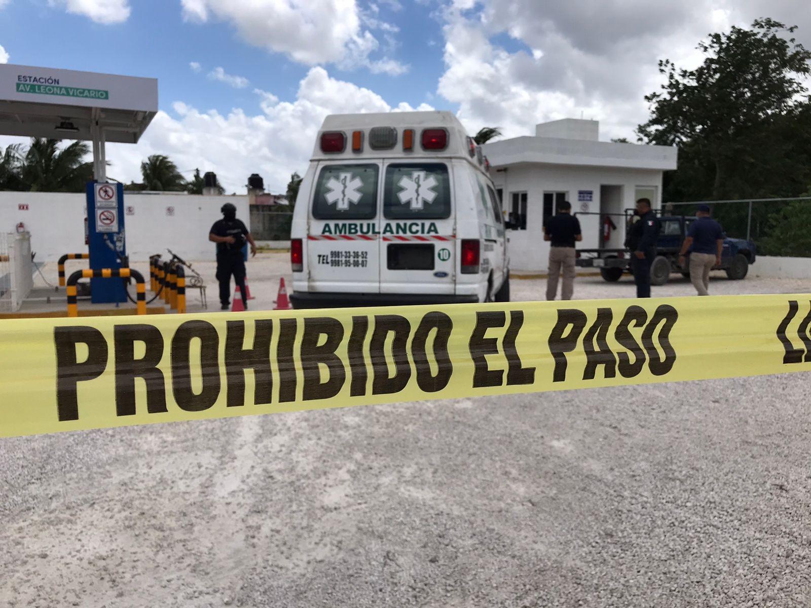 Los elementos policiacos en Cancún acordonaron la zona del robo armado, en la Supermanzana 210