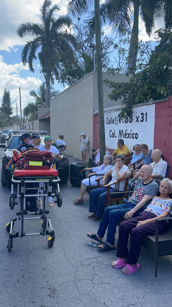 Los ancianos tuvieron que ser evacuados del lugar