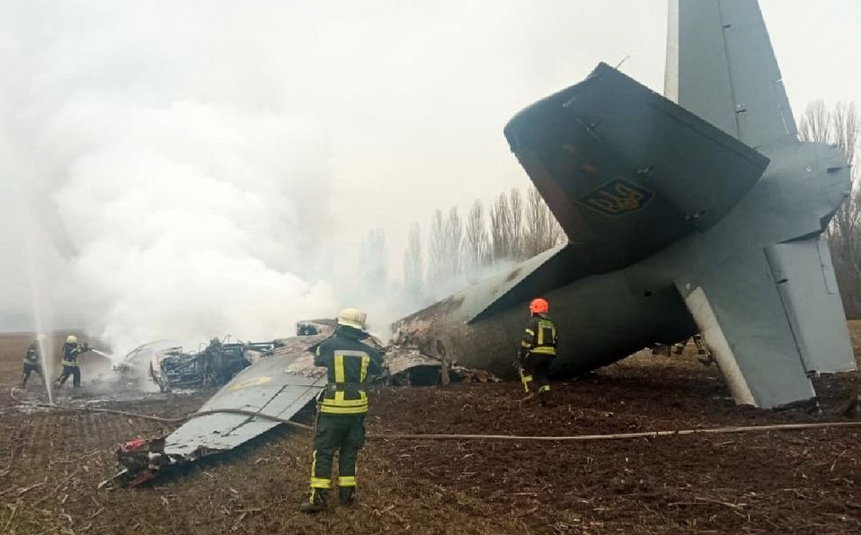 Avión militar se estrella en Ucrania; hay al menos 5 muertos