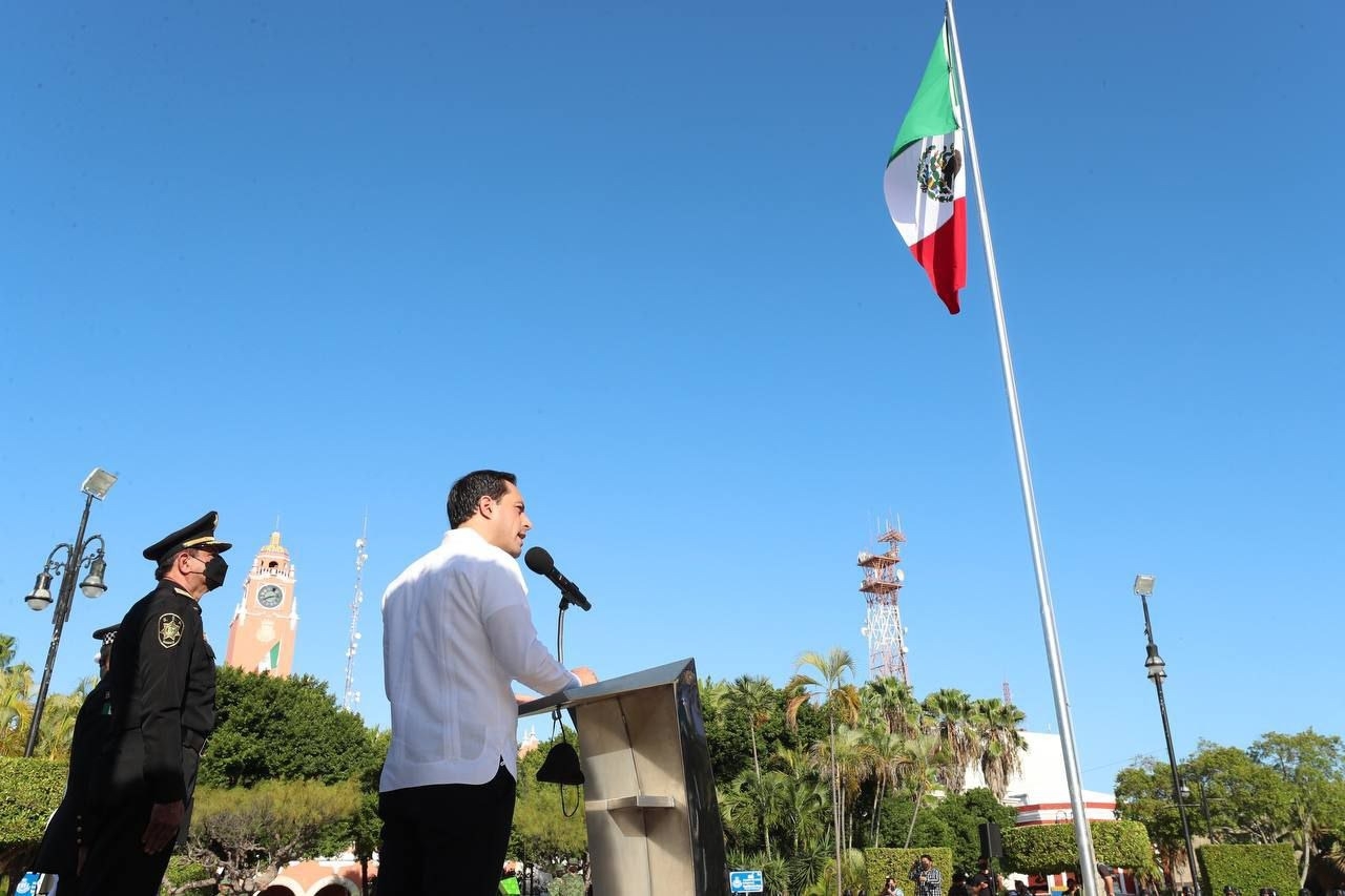 Mauricio Vila Dosal durante la ceremonia desde la Plaza Grande de Mérida