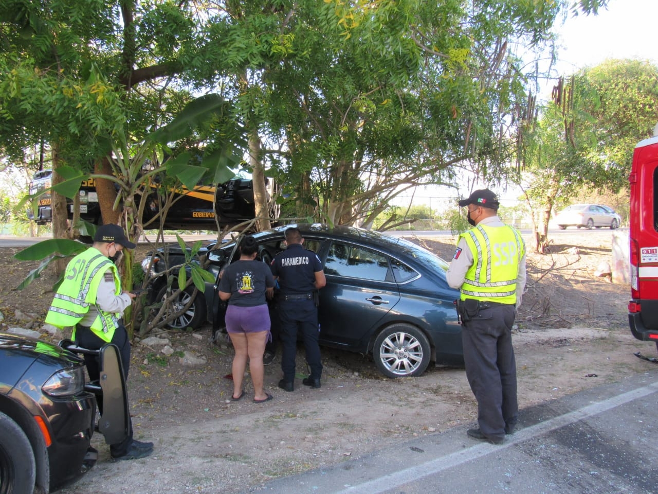 Conductor se 'vuela' un paso peatonal y termina golpeando otro auto en Mérida