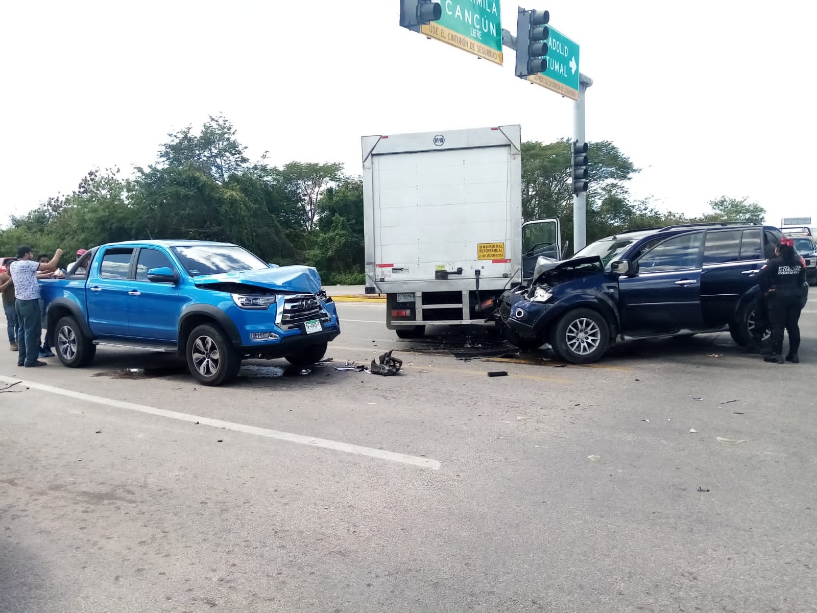 Carambola entre 3 camionetas en carretera cerca de Valladolid