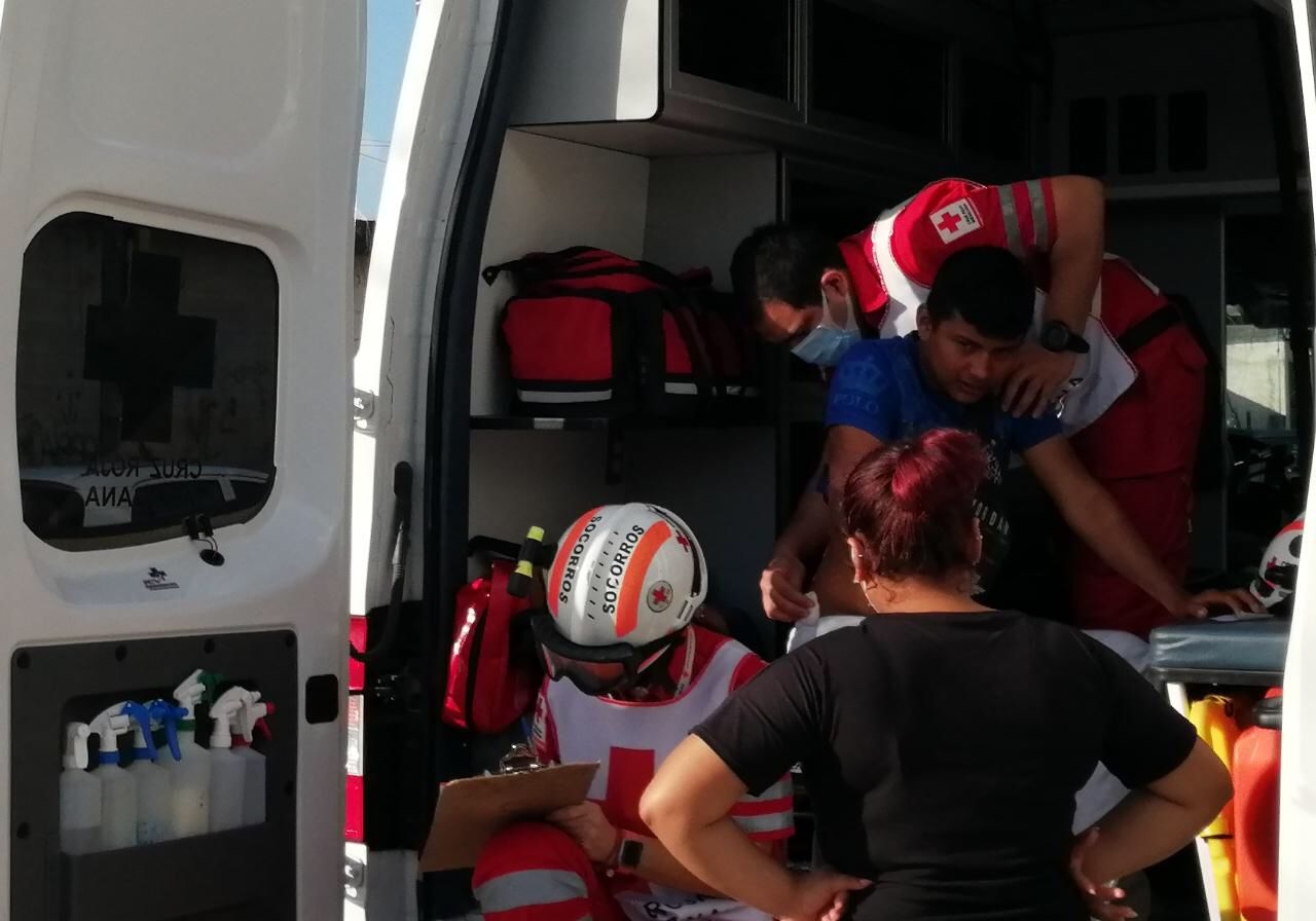 El conductor de la motocicleta fue atendido por paramédicos  de la Cruz Roja tras el choque en Cancún