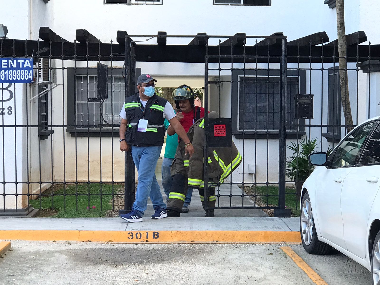 Bomberos evacuaron la los residentes del edificio de departamentos en Cancún para evaluar el inmueble