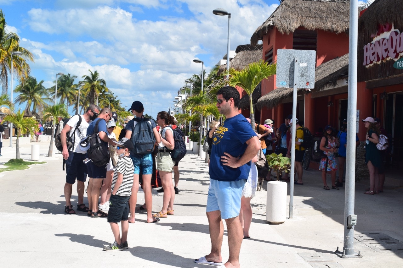 Los viajeros caminaron por el malecón de Progreso y visitaron los negocios de alimentos y artesanías