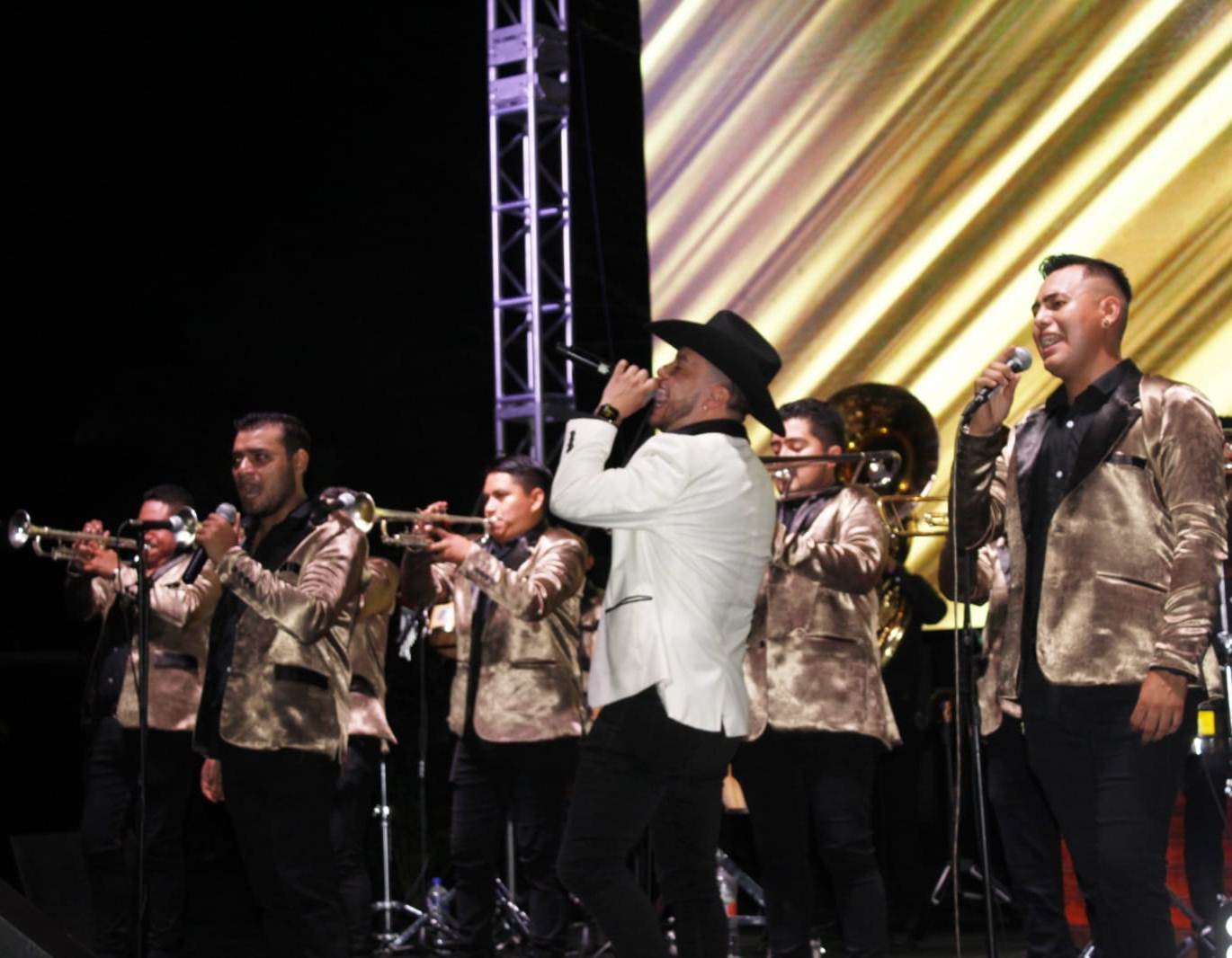 Los 16 jóvenes de Yucatán tocaron en Cancún junto al exvocalista de la Original Banda El Limón