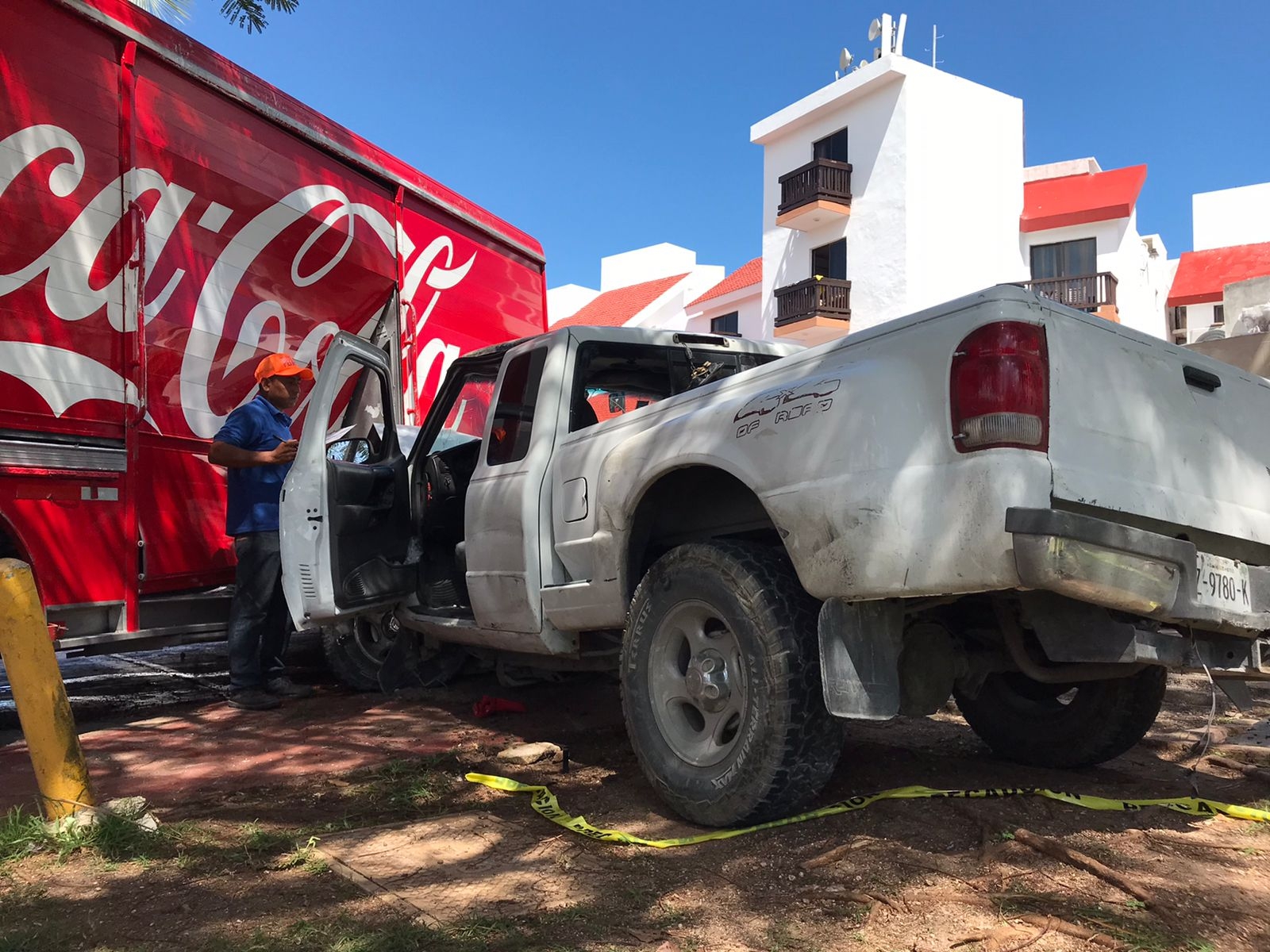 Camioneta se estrella contra un camión de Coca-Cola en Cancún