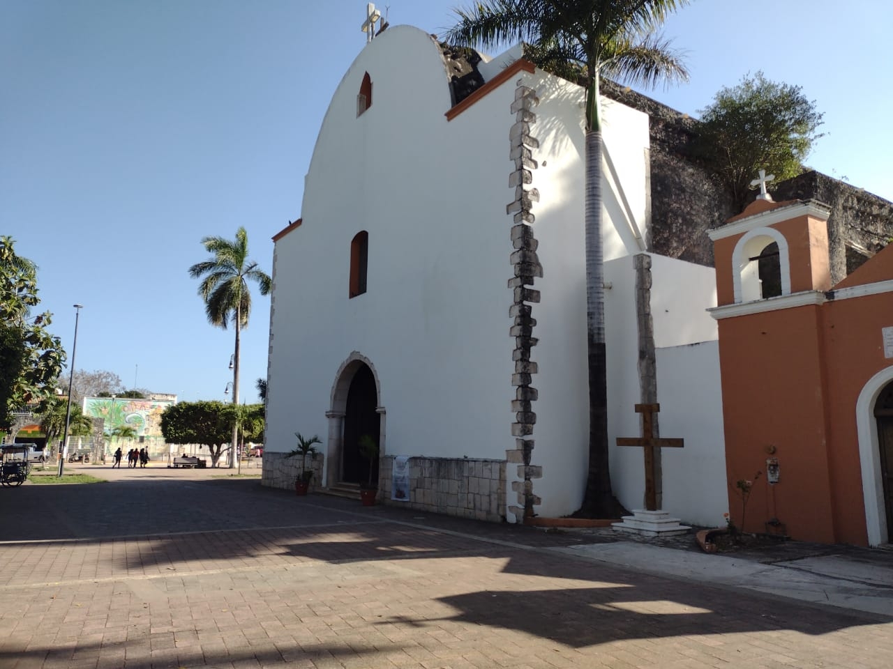 Una de las puertas del interior de la Iglesia de la Santa Cruz en Carrillo Puerto fue forzada para perpetrar el robo