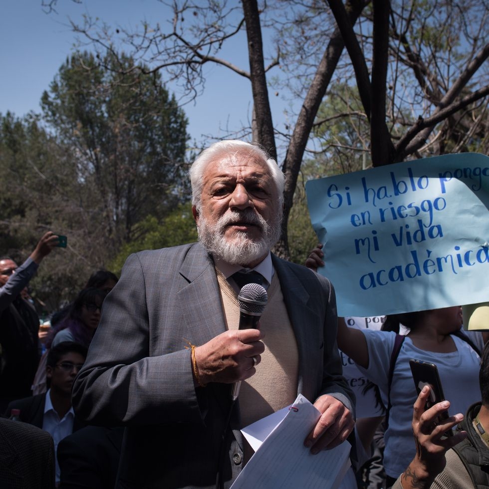 UNAM despide al docente Eduardo Betancourt por acusación de hostigamiento sexual